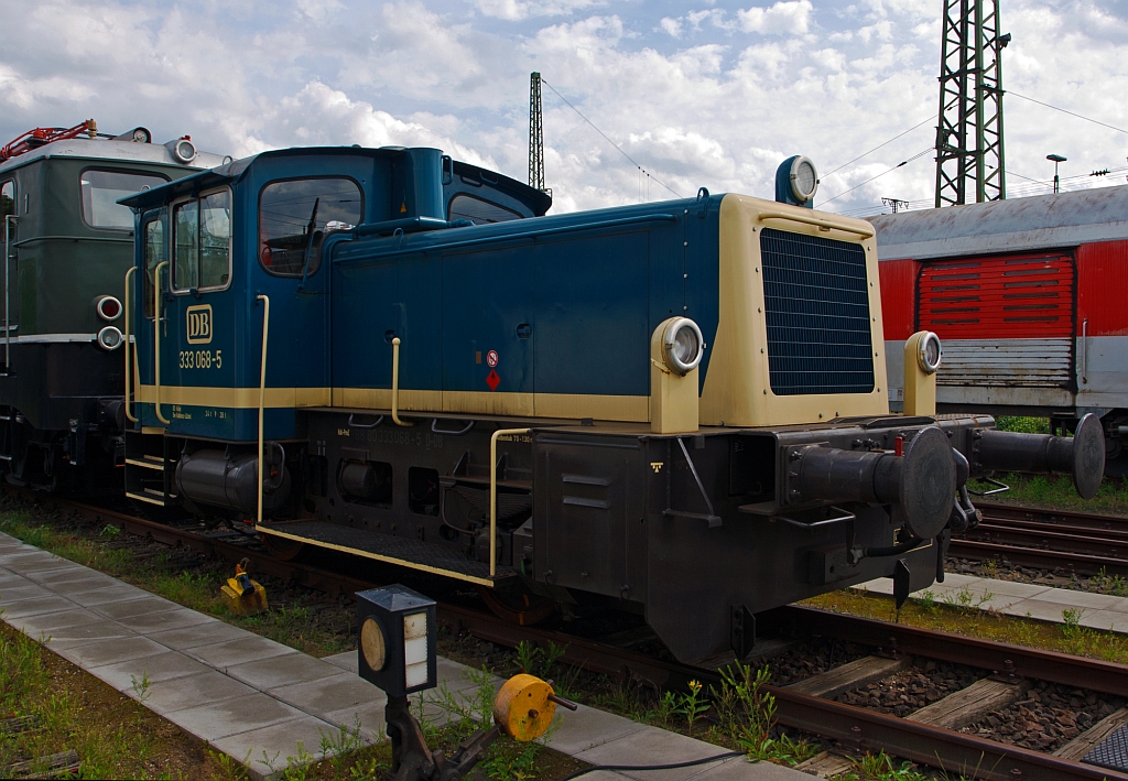 
Die 333 068-5 am 18.07.2012 im DB Museum Koblenz. Die Köf III wurde 1969 bei Gmeinder unter der Fabriknummer 5464 gebaut, die Ausmusterung erfolgte 2001. 
Sie hat einen RHS 518A MWM-Motor mit einer Dauerleistung von 177 kW (240 PS) und eine Höchstgeschwindigkeit von 45 km/h. Die Kraftübertragung erfolgt (wie bei allen BR333 und 335) vom Motor über das hydraulische Wendegetriebe, über Gelenkwelle und zusätzliche Achsgetriebe.
Kraftübertragung  über Gelenkwelle eine Weiterentwicklung Gmeinder aus dem Jahre 1965. Das ist auch der wesentliche Unterschied zu den BR 331 und 332, hier erfolgt die Kraftübertragung über Kette. 