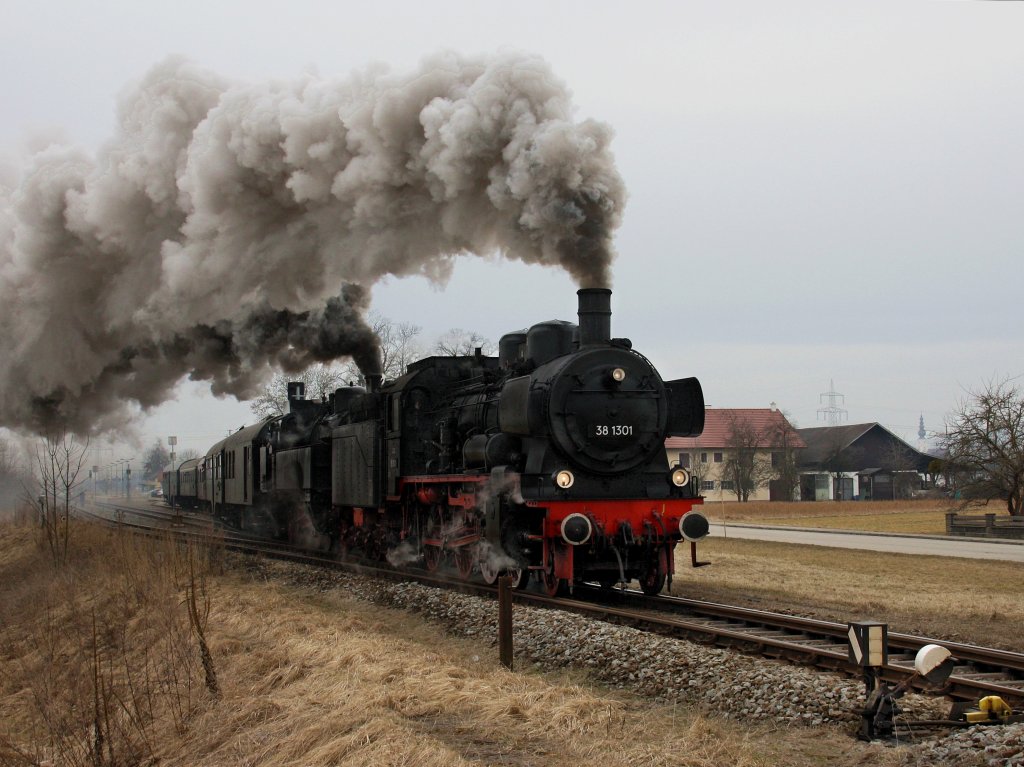 Die 38 1301 und die 77 028 am 13.03.2011 mit einem Sonderzug bei der Ausfahrt aus Mining. 
