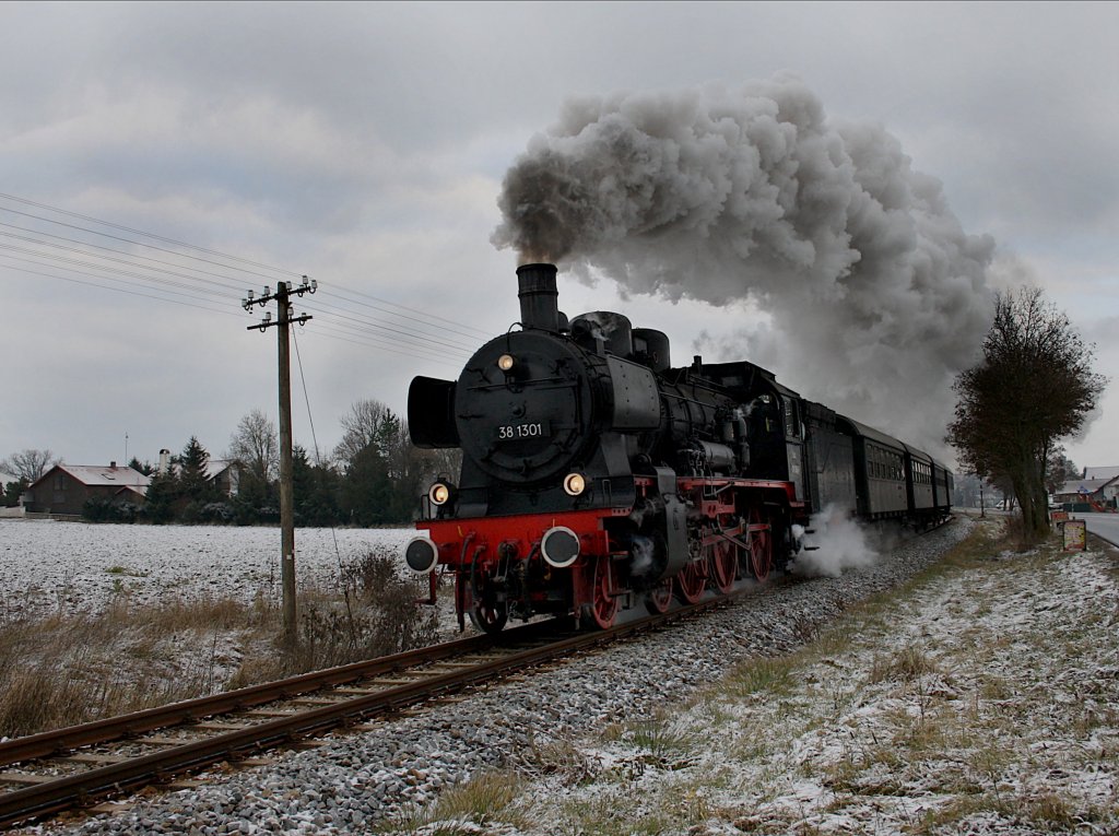 Die 38 1301 am 13.12.2009 mit einem Sonderzug unterwegs auf der Rottalbahn bei Massing.
