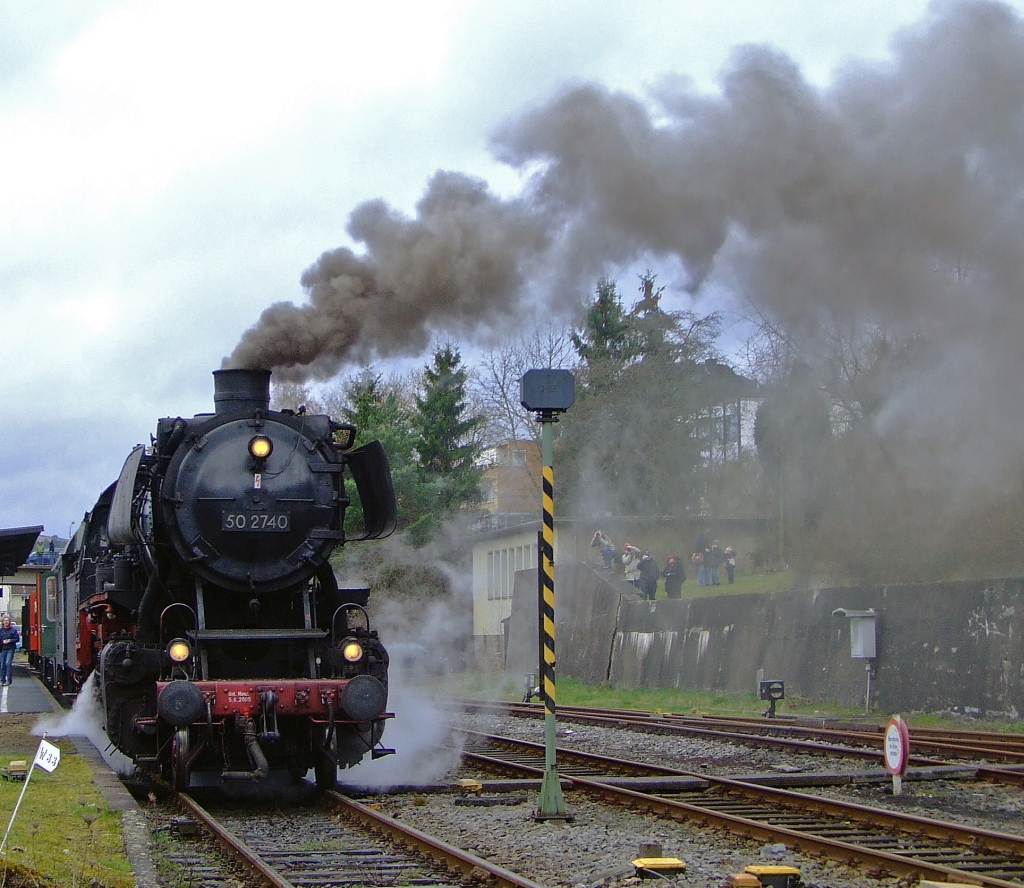 Die 50 2740 am 03.04.2010 beim Dampfspektakel in Gerolstein.
Die Lok wurde 1942 bei Henschel in Kassel unter Fabriknummer 26808 gebaut.
Sie verblieb 1945 bei der Deutschen Reichsbahn in der DDR und war bis Mitte der 1980er Jahre im Einsatz, danach diente sie als Heizlok in Chemnitz. 1988 erwarb sie ein Privatmann, lie sie in die BRD ausfhrend und bergab sie zum Betrieb an die Ulmer Eisenbahnfreunde (UEF).