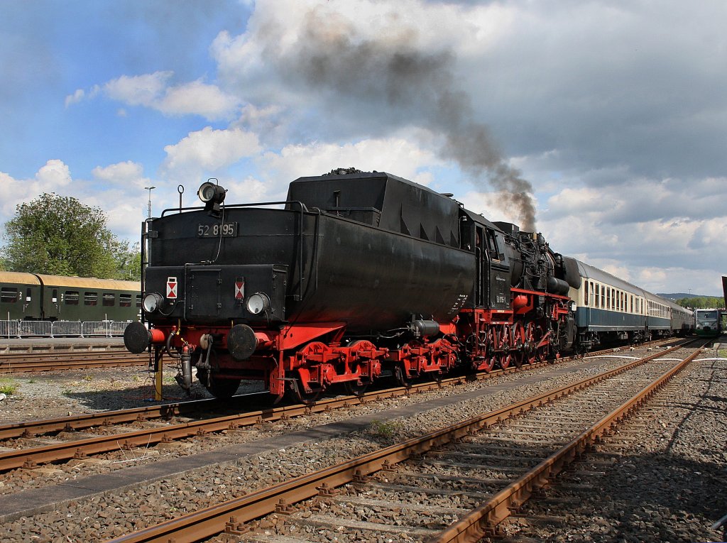 Die 52 8195 am 23.05.2010 als Schublok eines Pendelzuges in Neuenmarkt-Wirsberg. 
