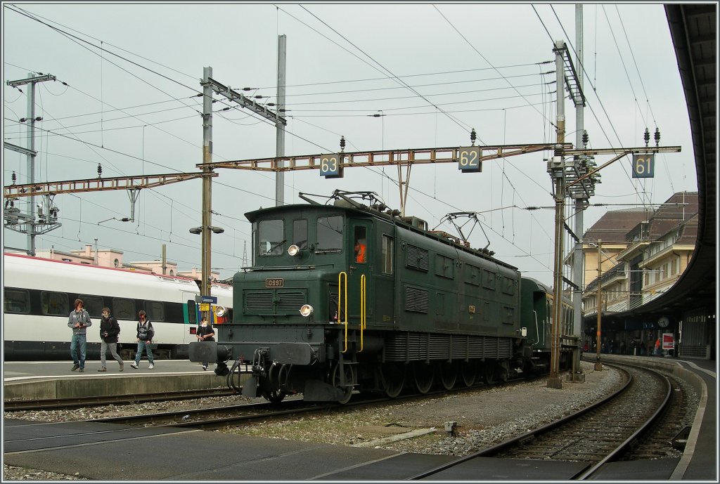 Die Ae 4/7 10997 mit einem Extrazug nach Domodossla.
1. Mai 2013