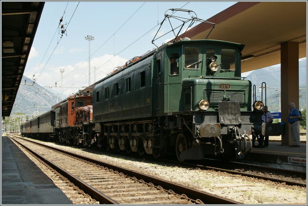 Die Ae 4/7 und die Ce 6/8 II 14253 sind mit ihrem Schnellzug 1930 in Domodossola eingetroffen.
20. Augsut 2011