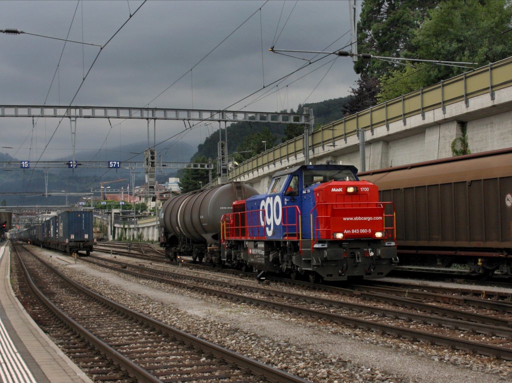 Die Am 843 060 am 29.06.2011 bei Rangierarbeiten in Spiez.
