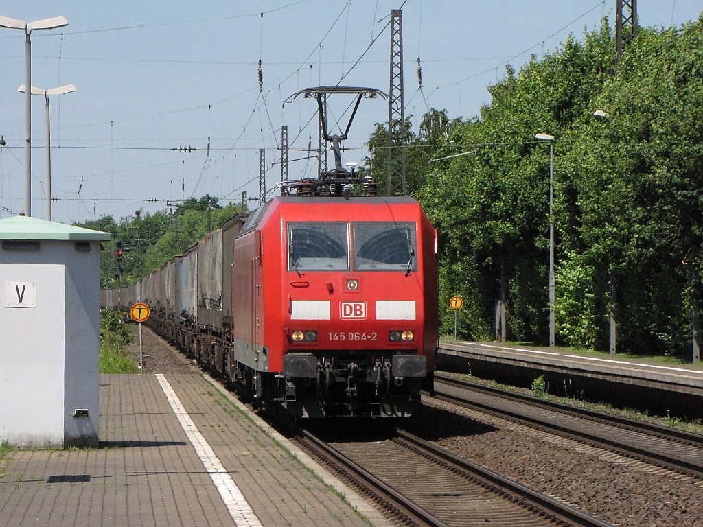 Die automatischen Einstellungen der Kamera haben dieses Bild leider mitgeprgt....145 064 mit KLV-Zug am 23.05.09 in Bonn Mehlem