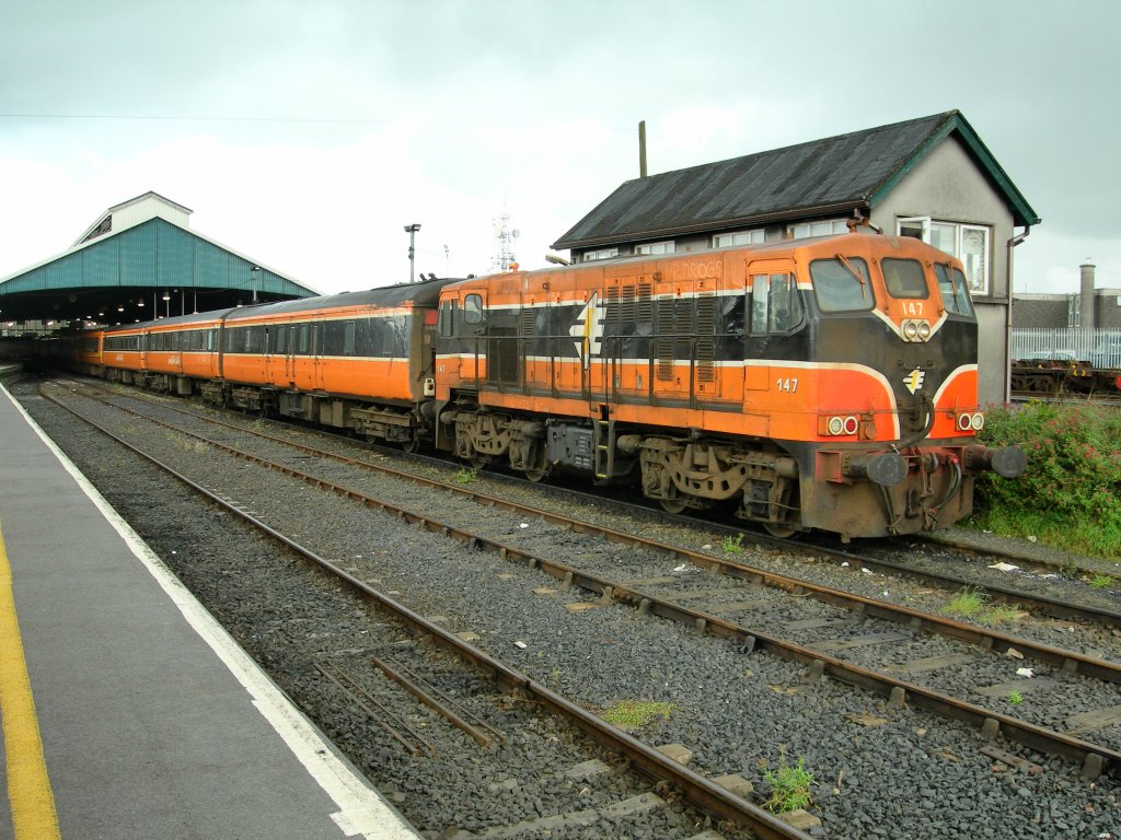 Die BB 147 mit der IR-Komposition nach Dublin in Limerick.
4. Oktober 2006