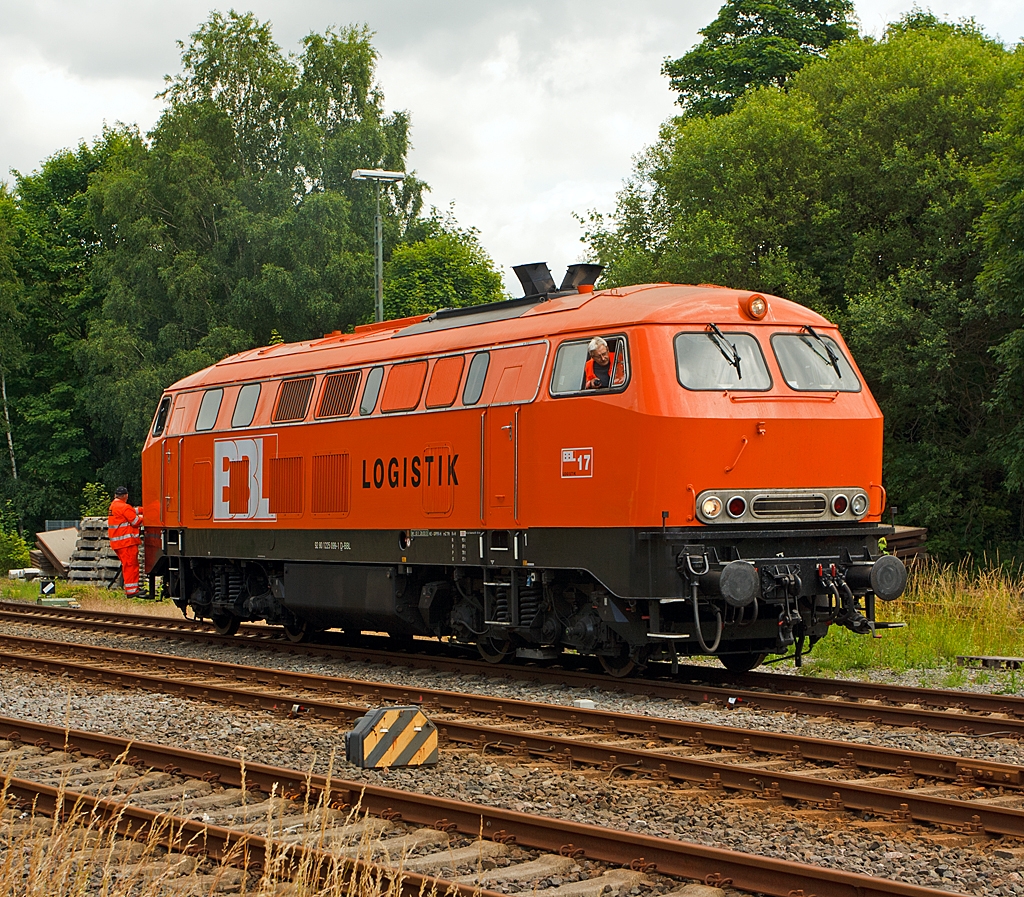 Die BBL 17 (BBL LOGISTIK GMBH), ex DB 225 099-1, ex DB 215 099-3, rangiert am 11.07.2013 in Burbach-Würgendorf, zwischen Bahnhof und Bü 105,6. 

Die V 160 wurde 1970 bei Henschel in Kassel unter der Fabriknummer 31455 gebaut und als 215 099-3 an die DB geliefert. Im Jahr 2001 erfolgte der Umbau und Umbezeichnung in 225 099-1 und nun im Frühjahr 2013 kam sie zur BBL LOGISTIK GMBH als Lok 17 (NVR-Nummer 92 80 1225 099-1 D-BBL).

Technische Daten der Lok, welche weitestgehend denen der Baureihe 215 entsprechen, da diese daraus hervorging.
Anzahl umgebauter Loks:  74
Achsformel:  B'B'
Spurweite:  1.435 mm
Länge:  16.400 mm
Drehzapfenabstand:  8.600 mm
Drehgestellachsstand:  2.800 mm
Gesamtradstand: 11.400 mm
Gewicht: 79 Tonnen
Radsatzfahrmasse:  20,0 Tonnen
Höchstgeschwindigkeit: 140 km/h (90 km/h im Rangiergang) Motorentyp: MTU MB 16V 652 TB 10 (ein V16-Zylinder-Diesel-Motor), 
dieser Motor war leistungsschwächer aber zuverlässiger als der in anderen Maschinen verbaute MTU 12V 956 TB Motor mit 2.500 PS.
Dauerleistung: 1.397 kW (1.900 PS)
Nenndrehzahl: 1500 min-1
Leistungsübertragung: hydraulisch 
Getriebe: Voith L 820 brs  
Zugsicherung:  PZB 90
