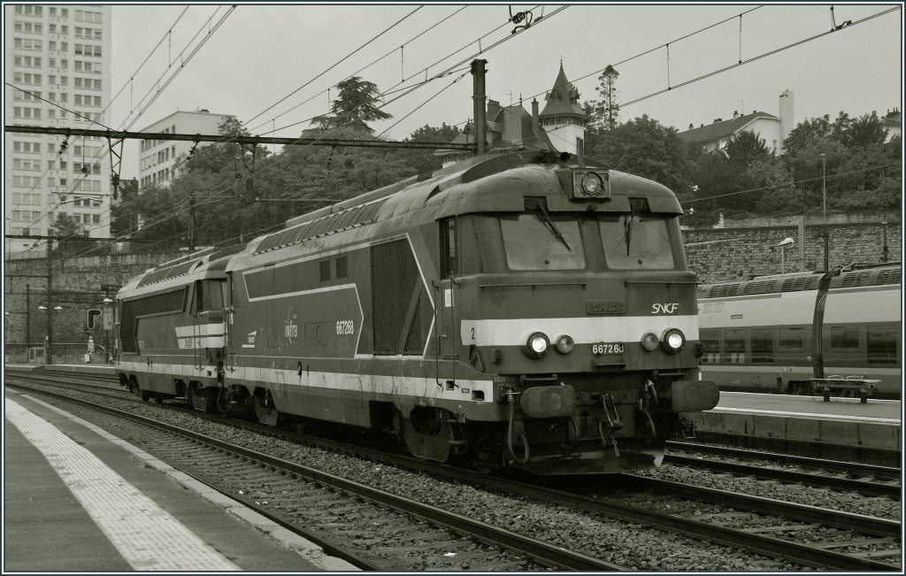 Die beiden Dieselloks BB 67 268 und 67 259 fahren in Dijon Ville ein. 22. Mai 2012