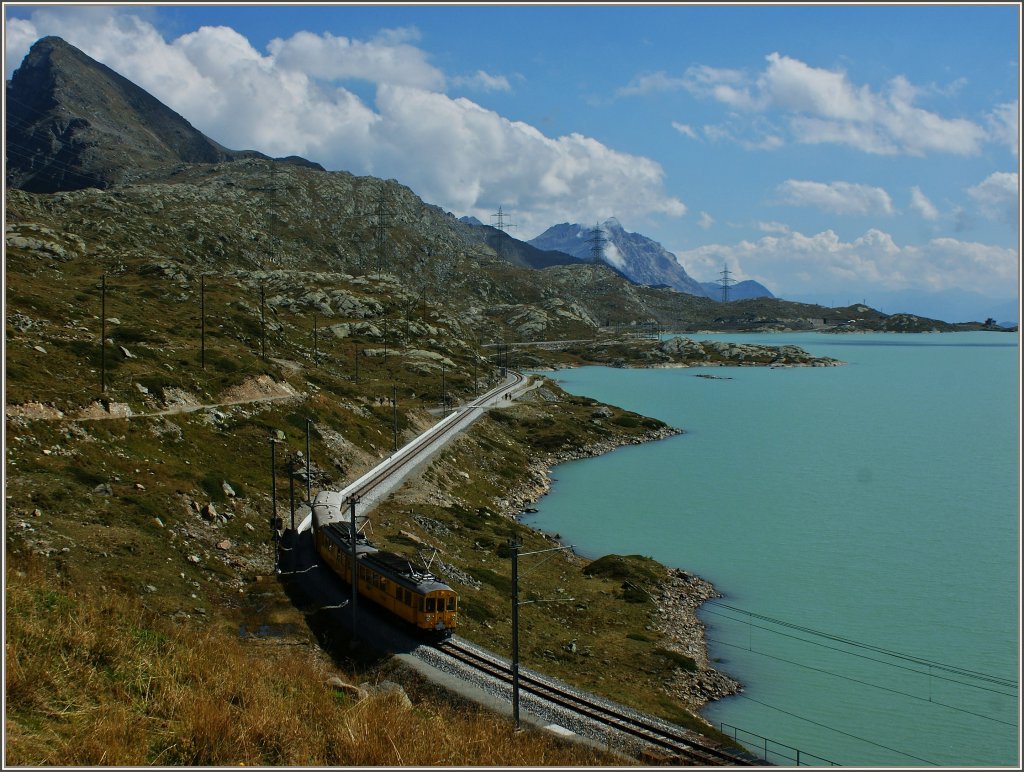 Die beiden Nostalgie Berninabahn Triebwagen auf einer Sonderfahrt am Lago Bianco.
(10.09.2011)