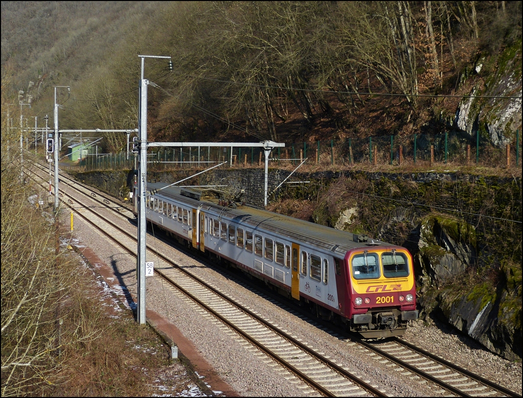 Die beiden Triebzge Z 2001 und Z 2002 fuhren lange Zeit zu einem Zug zusammengewrfelt, auf der einen Seite befand sich die Nummer 2001 und auf der anderen Seite die Nummer 2002. Jetzt konnte ich die beiden wieder als eingestndige ganze Zge in Goebelsmhle fotografieren. 18.02.2013 (Hans)