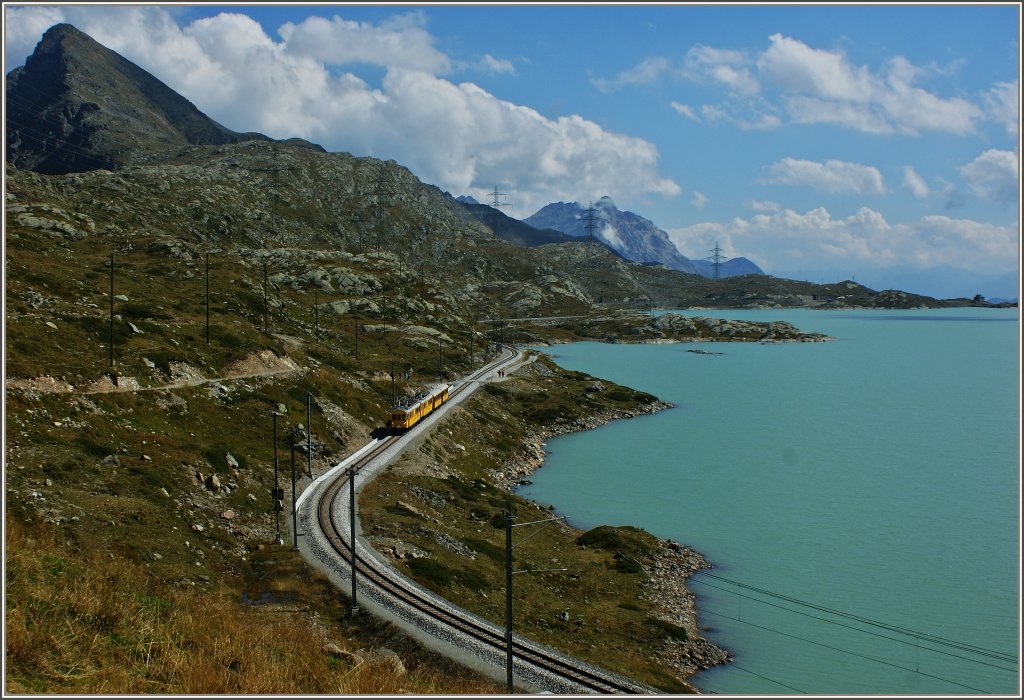 Die Berninabahn am Lago Bianco.
(10.09.2011)