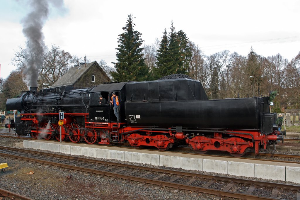 Die Betzdorfer 52 8134-0 am 26.11.2011 auf Nikolausfahrt, zwischen Dillenburg und Wrgendorf. Hier im Bahnhof Burbach-Wrgendorf war Endstation, nun mu umgekuppelt werden, denn spter geht es nach Dillenburg zurck. 