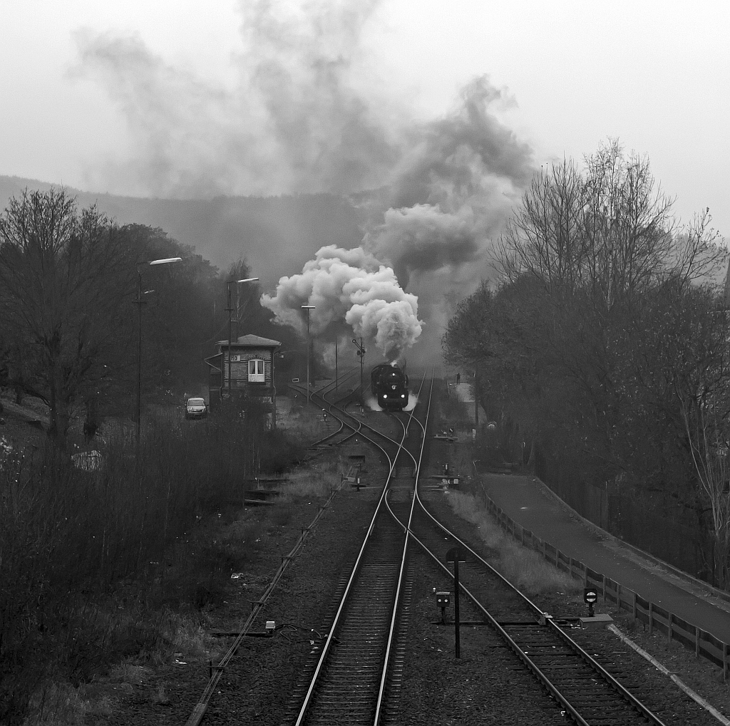 Die Betzdorfer 52 8134-0 am 27.11.2011 auf Nikolausfahrt, zwischen Betzdorf/Sieg und Wrgendorf (2.Fahrt). Hier kommt sie von Betzdorf und passiert das Stellwerk Herdorf Ost. Leider hat es angefangen zu regnen und das Licht war weg.