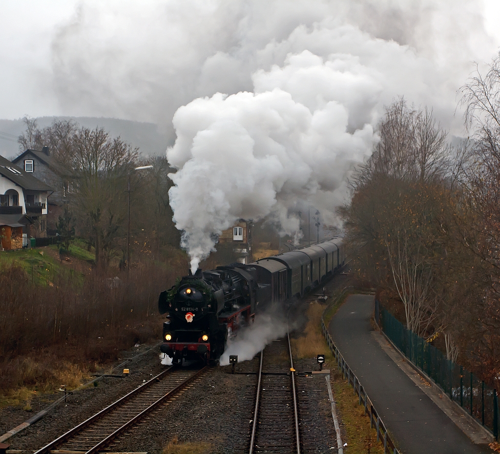 Die Betzdorfer 52 8134-0 am 27.11.2011 auf Nikolausfahrt, zwischen Betzdorf/Sieg und Wrgendorf (2.Fahrt). Hier kommt sie von Betzdorf und passiert das Stellwerk Herdorf Ost.