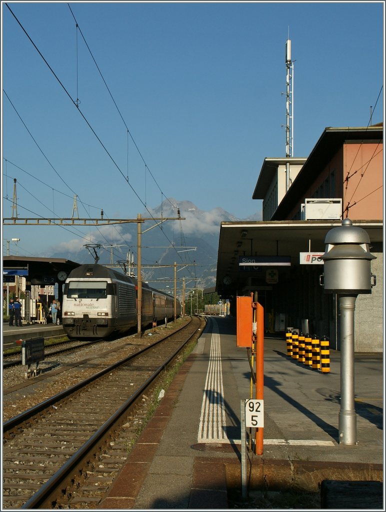 Die Bild-Idee war, die  Abluteglocke  ins Bild zu integrieren, doch htte ich gewusst, dass der IR 1711 mit zwei Re 460 gefhrt wird, htte ich mir eine andere Fotostelle gesucht...
Sion, den 22. Juli 2012  