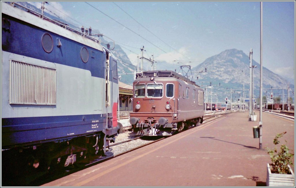 Die BLS Re 4/4 179 bernimmt in Domodossla eine EC Richtung Bern un muss dazu zuerst die FS Maschine wegrangieren.
Gescanntes Negativvom September 1992 