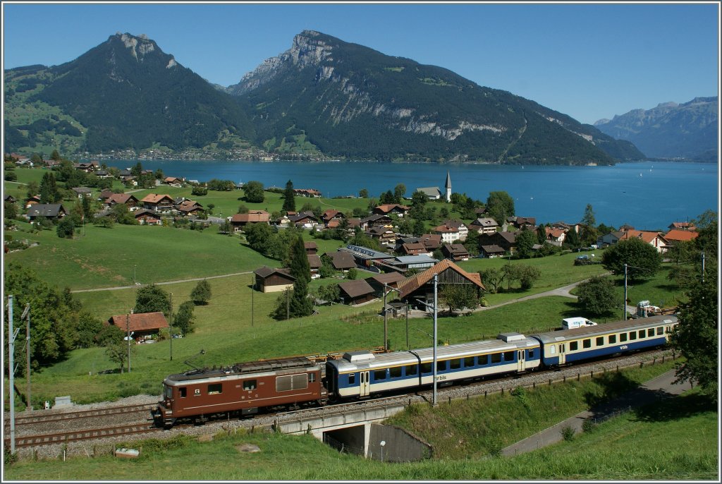 Die BLS Re 4/4 191 mit einem RE von Interlaken nach Zweisimmen kurz nach Faulensee. 
27. Sept. 2012