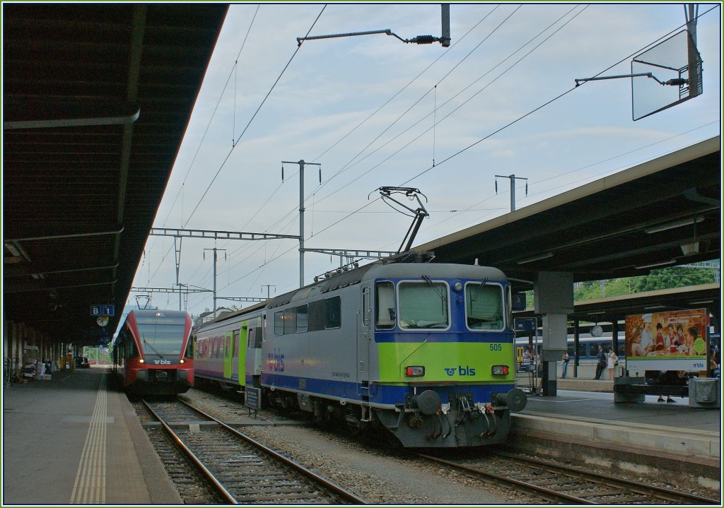 Die BLS Re 4/4 II N 505 ist mit RE aus Bern in Neuchtel eingetroffen. Daneben, wartet die S 52 auf die Abfahrt nach Bern.
22. Juli 2010