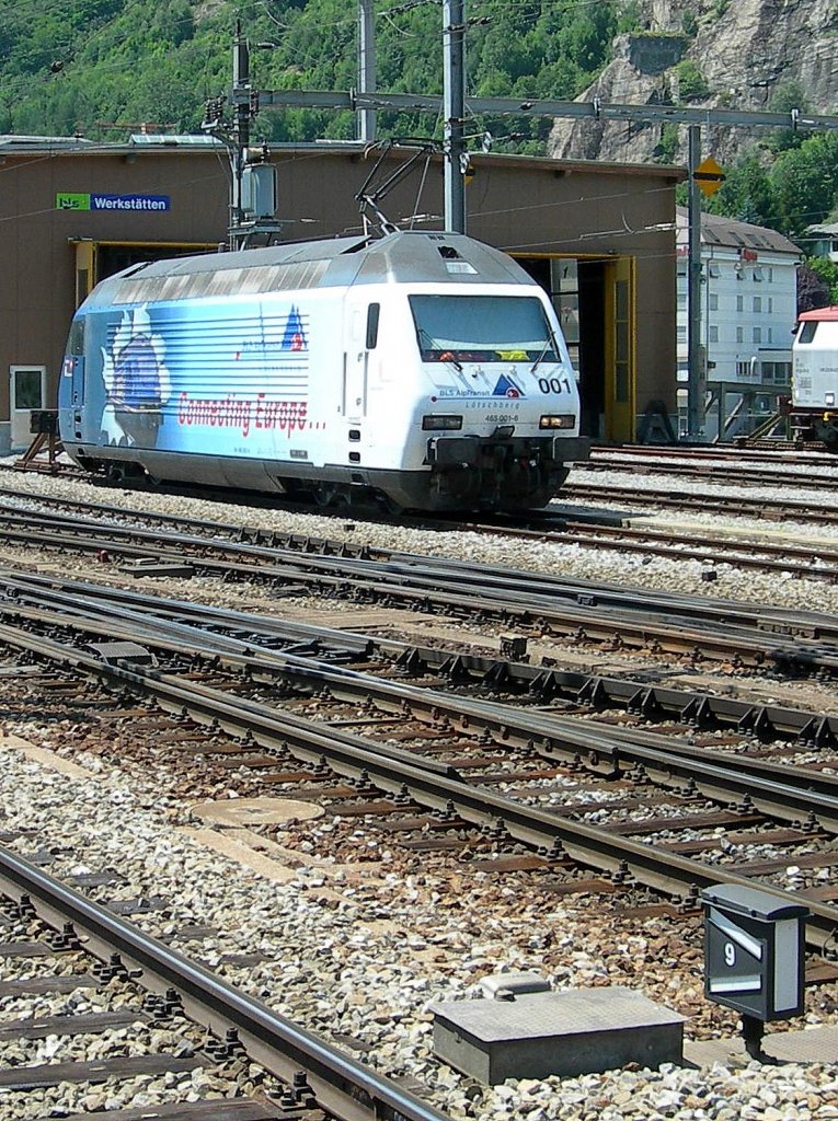 Die BLS Re 465 001 wirbt fr den neuen Ltschbergbasistunnel.
Brig, den 11. Nov. 2006