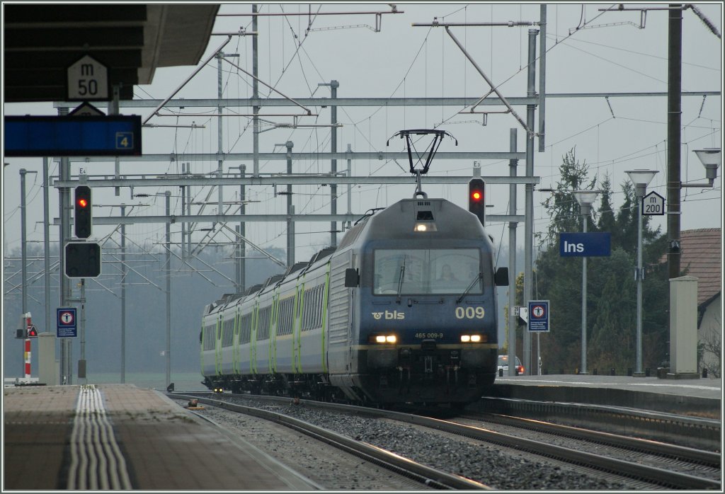 Die BLS Re 465 009-9 erreicht mit einem RE Ins.
7. Dez. 2009