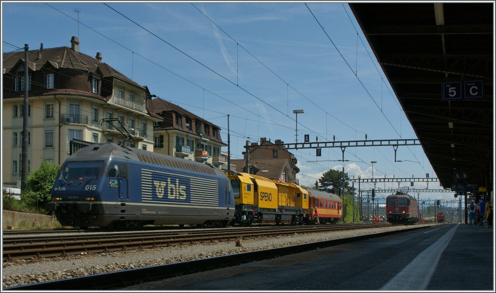 Die BLS Re 465 015-6 mit einem Messzug in Renens.
30.05.2012