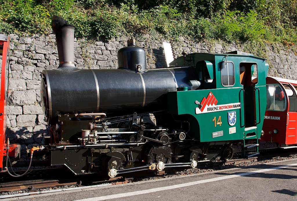 Die BRB 14 (Gemeinde Brienz) eine Heizl befeuerte, steht am 01.10.2011 unten am BRB Bahnhof bereit zur Abfahrt. Die H 2/3 Baujahr 1996 (3. Generation) wurde unter der Fabrik-Nr. 5689  bei der Schweizerische Lokomotiv- und Maschinenfabrik, Winterthur (heute DLM AG) gebaut. Weitere Infos unter: http://www.brienz-rothorn-bahn.ch 