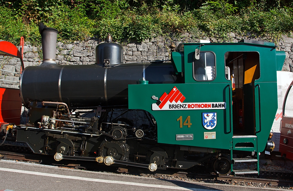 Die BRB 14 (Gemeinde Brienz) eine Heizl befeuerte, steht am 01.10.2011 unten am BRB Bahnhof bereit zur Abfahrt. Die H 2/3 Baujahr 1996 (3. Generation) wurde unter der Fabrik-Nr. 5689  bei der Schweizerische Lokomotiv- und Maschinenfabrik, Winterthur (heute DLM AG) gebaut. Weitere Infos unter: http://www.brienz-rothorn-bahn.ch 