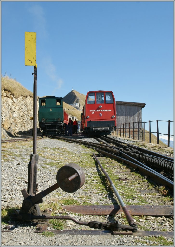 Die BRB Dampflok 6 und Diesellok 9 warten auf der Gipfelstation auf neuen Einstze. 
1. Okt 2011