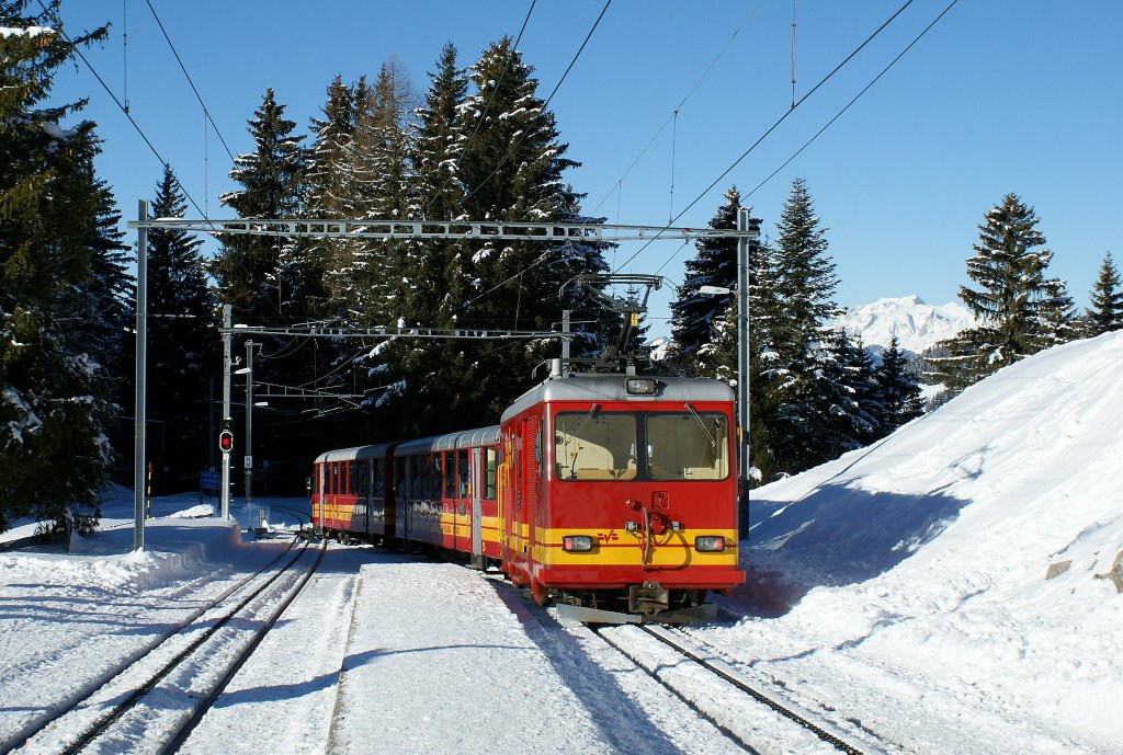 Die BVB HGe 4/4 verlsst mit die Station Col-de-Soud.
08.02.2010