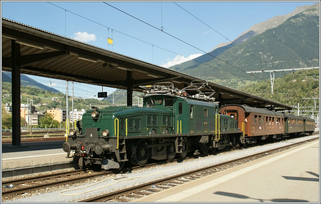 Die Ce 6/8 III 14305 von 1925 mit dem  halben  Schnellzug 1930 in Brig, der andere Teil ist schon abgefahren und die beiden Krokodilen werden, teilweise in Parallelfahrt, die Ltschberg Sdrampe erklimmen. Dies konnte ich Fotografisch nicht festhalten, aber vom Rhonetalschnellzug auf der Heimfahrt immerhin optisch genieen.
20. August 2011