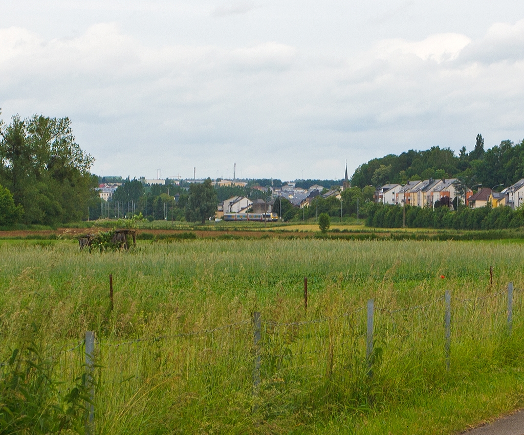 Die CFL 3005 mit dem ca. 45 Minuten verspteten IR 111 Liers - Luxemburg, hier am 15.06.2013 bei Lintgen., hier am 15.06.2013 kurz hinter Mersch.