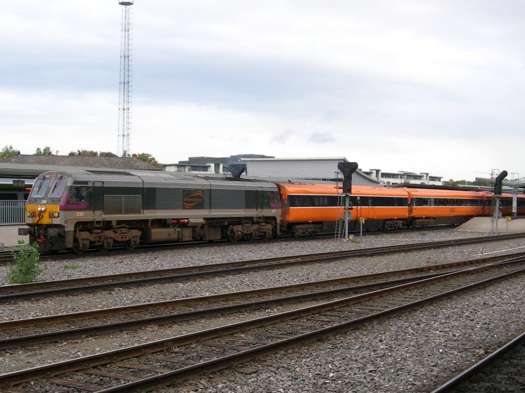 Die CIE/IR 223 in  Enterprise  Lackierung mit einem IC in Dublin Heuston am 8. Okt. 2008