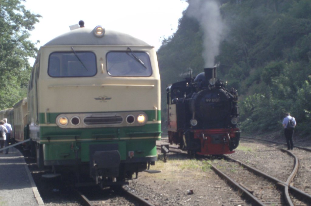Die D5 und 99 6101 im Bahnhof Brohl