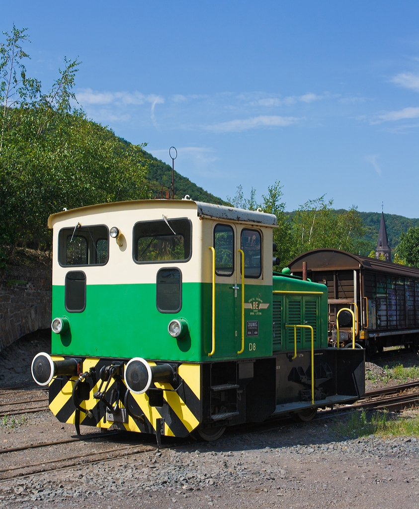 Die D8 eine Jung RK 8 B der der Brohltal Eisenbahn (BEG), ex. R. Folgolin, Neuwied, ex Zementfabrik Bonn, am 18.08.2011 in Brohl-Lützing auf der Gleisanlage Rheinanlagen.

Die Lok ist eine Normalsprur Diesellok vom Typ Jung RK 8 B, sie wurde 1972 von Jung unter der Fabriknummer 14128 gebaut und an die Bonner Zementwerk AG (ab 1987 Dyckerhoff AG) geliefert. Im Jahre 1987 ging sie an Dyckerhoff AG, Zementwerk Neuwied (Rhein) und 2003 an Richard Fogolin GmbH, Bendorf bis sie im November 2005 zur Brohltalbahn (BEG) kam.

Die Jung RK 8 B ist eine Diesellokomotive, die von der Arnold Jung Lokomotivfabrik in Kirchen (Sieg) in wenigstens zwölf Exemplaren gebaut wurde. Sie war vor allem für den Rangiereinsatz im Werksdienst vorgesehen.

Die Typenbezeichnung beschreibt die wesentlichen Merkmale der Lokomotive: Die ersten beiden Großbuchstaben gaben die Bauart der Maschine sowie die Art der Kraftübertragung an. Die nachfolgende Ziffer beschreibt mit Zehn multipliziert die Leistung in PS, der nachfolgende Großbuchstabe beschreibt die Achsfolge. Es handelt sich also um eine Regelspurlokomotive mit Kettenantrieb der Achsen vom (hydraulischen) Getriebe, einer Motorleistung von 80 PS und der Achsfolge B, also zwei angetriebenen Achsen. Dieses Bezeichnungsschema ist typisch für die Lokomotiven der dritten und vierten Generation von Jung-Diesellokomotiven. Die RK 8 B ist die leistungsschwächste von insgesamt fünf B-gekuppelten Lokomotivbauarten der dritten Generation.

Von der Jung RK 8 B wurde zwischen 1963 und 1972 in nur wenigen Exemplaren gebaut.

TECHNISCHE DATEN:
Baujahre: 1964 – 1972
Achsformel: B
Spurweite: 1.435 mm (Normalspur)
Länge über Puffer: 5.770 mm
Dienstmasse: 15 t
Installierte Leistung: 58,84 kW (80 PS)
Leistungsübertragung: hydraulisch, Antrieb der Achsen mit Kette

