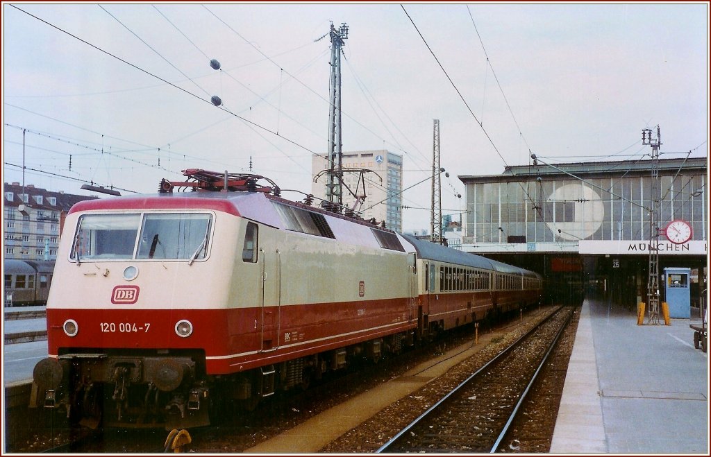 Die DB 120 004-7 wartet in Mnchen mit ihrem IC auf die Abfahrt. 
19. Mai 1984 (gescantes analog Bild)