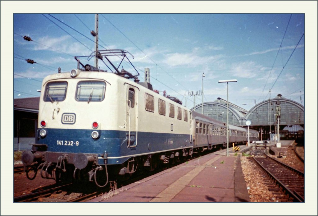 Die DB 141 232-9 mit einem Regionalzug in Karlruhe am 18. Mai 1992. 