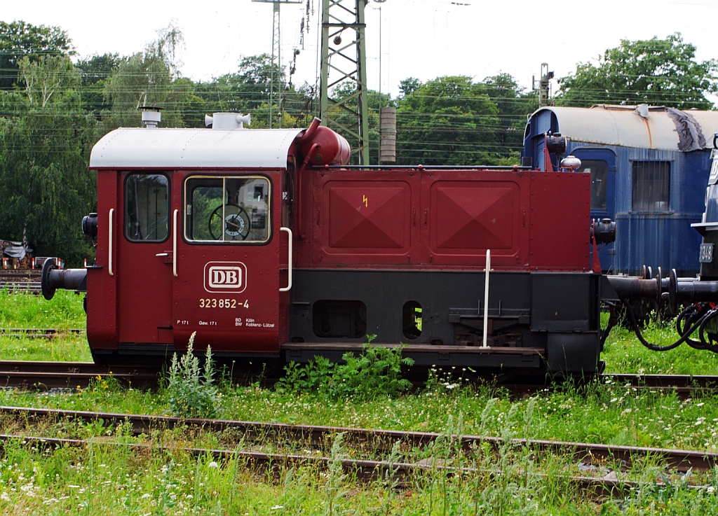 Die DB 323 852-4, ex DB Kf 6782 im DB Museum in Koblenz am 18.07.2012. 
Die Kf II wurde 1960 von Jung, Jungenthal bei Kirchen a.d. Sieg unter der Fabriknummer 13220 gebaut und als Kf 6782 ausgeliefert. Die Umbezeichung erfolgte 1968, in Kln-Gremberg wurde sie 1998 ausgemustert. 
Die Lok hat eine Leitung von 128 PS und eine Hstgeschwindigkeit von 45 km/h.

Diese Loks waren sehr klein, sie hatten Regelspurbreite, fllten aber das Lichtraumprofil nach oben nur zur Hlfte aus. Dadurch konnten sie zur berfhrung auf Flachwagen verladen werden.