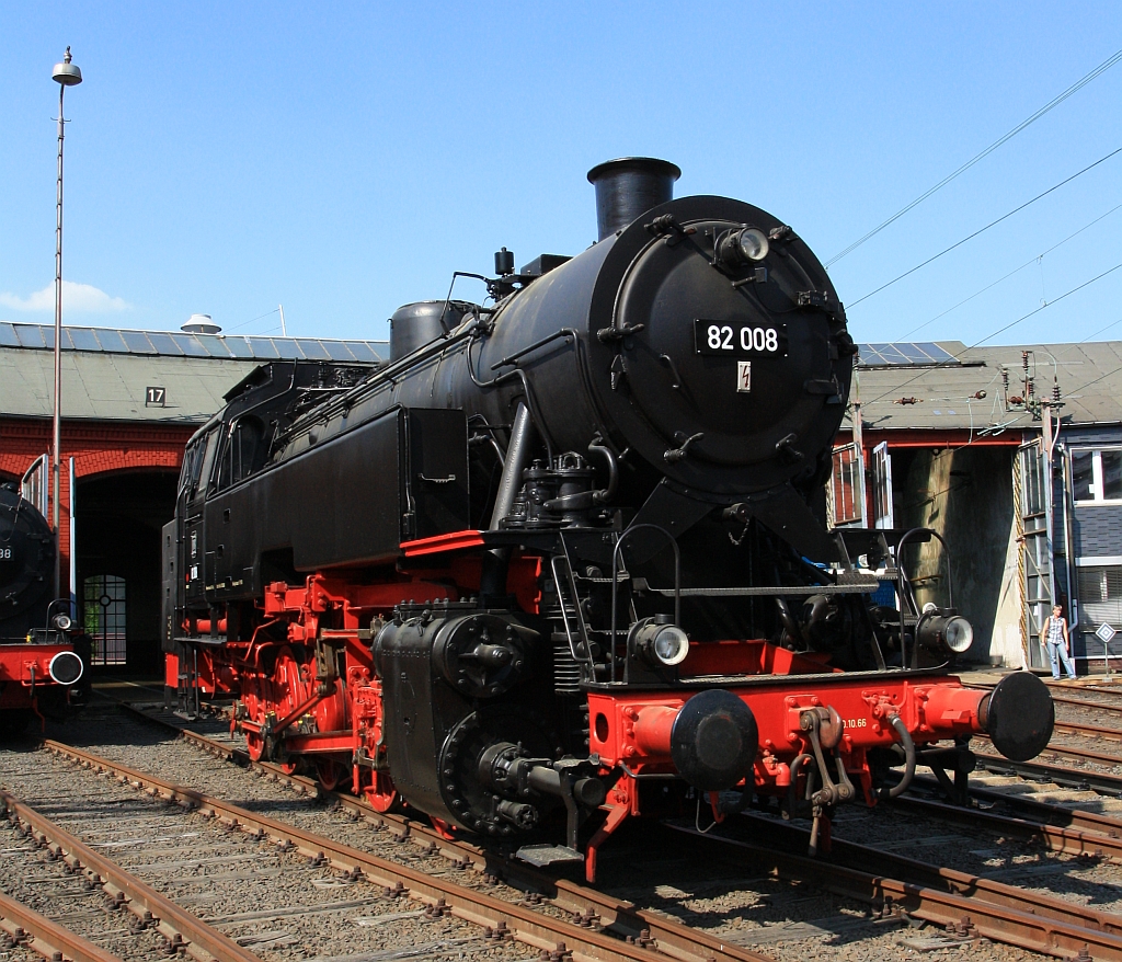 
Die DB 82 008 (ex DB 082 008-4) am 23.04.2011 im Sdwestflische Eisenbahnmuseum in Siegen. 

Die Lok wurde 1951 unter Fabriknummer 2884 bei Krupp gebaut.Sie vom 02.01.1961 bis 21.05.1966 Bw Altenkirchen (Ww) beheimatet.

Seit April 2014 steht die Lok im DB Museum Koblenz-Ltzel, sie war eine Leihgabe vom DB Museum.