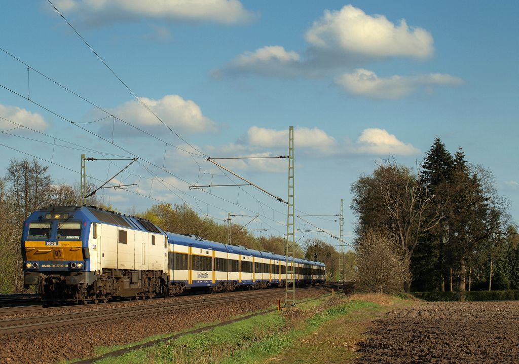 Die DE 2700-01 dieselte mit der NOB nach Westerland/Sylt durch Halstenbek am 17.4.