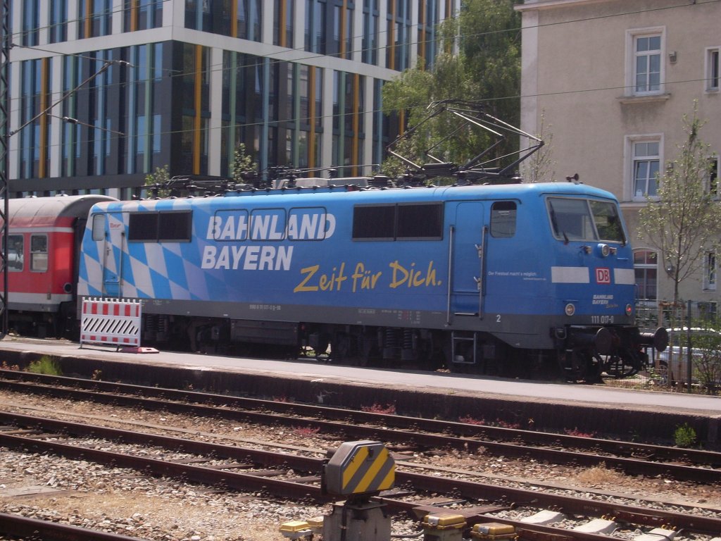 die E-Loks 111 017 vor dem Regionalexpress nach Salzburg am 05.06.2011 im Mnchner Hauptbahnhof