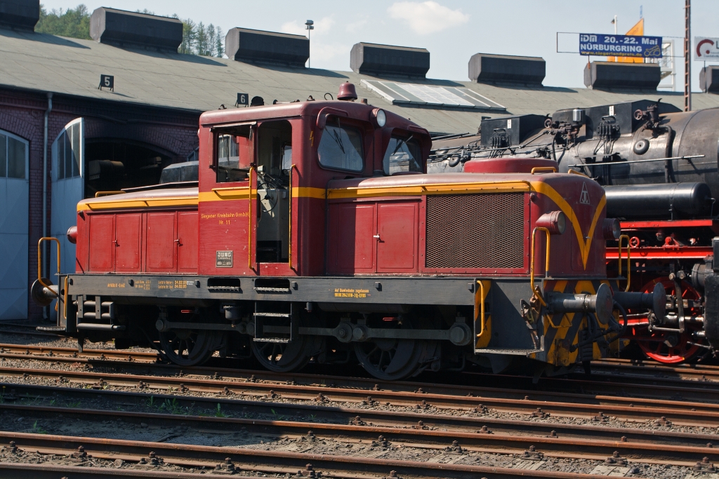 Die ehem. Siegener Kreisbahn Lok 11 am 23.04.2010 im Sdwestflischen Eisenbahnmuseum. Die Lok vom Typ R 42 C wurde 1960 bei der Firma Jung in Jungenthal bei Kirchen/Sieg gebaut und an die Kleinbahn Weidenau-Deuz ausgeliefert. Die Lok ist eine dieselhydraulische Lokomotive mit einem 440 PS starkem MAN-Motor.