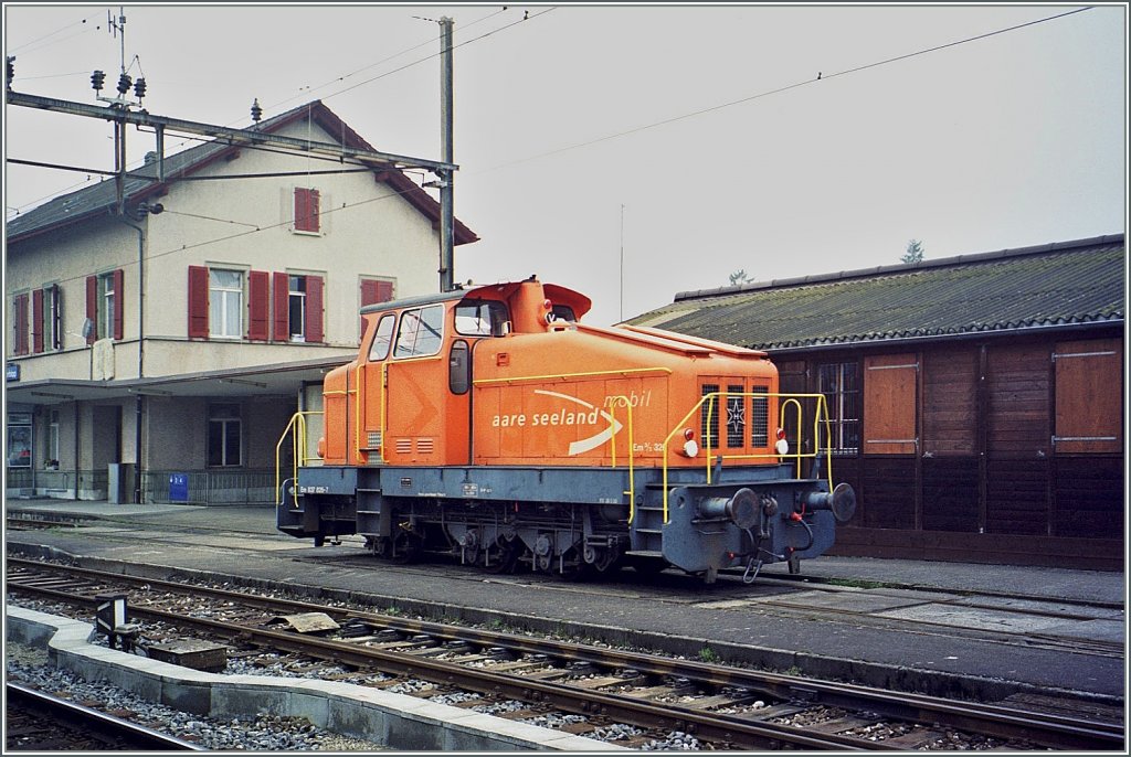 Die Em 3/3 326 bzw. Em 837 326-7 der aare seeland mobil in Niederbipp. 
Die aare seetal mobil ist eigentlich eine Schmalspurbahn, braucht(e) aber in Niederbipp diese DHG Normalspurlok zum Rangieren fr Brennstofflager in ihrem Einzugsbereich. 
Analoges Bild ab Foto-CD/Frhjahr 2001