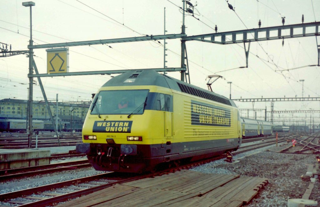 Die erste Western Union Werbelok Re 460 114-2 in Zrich HB.
Frhjahr 1998. 