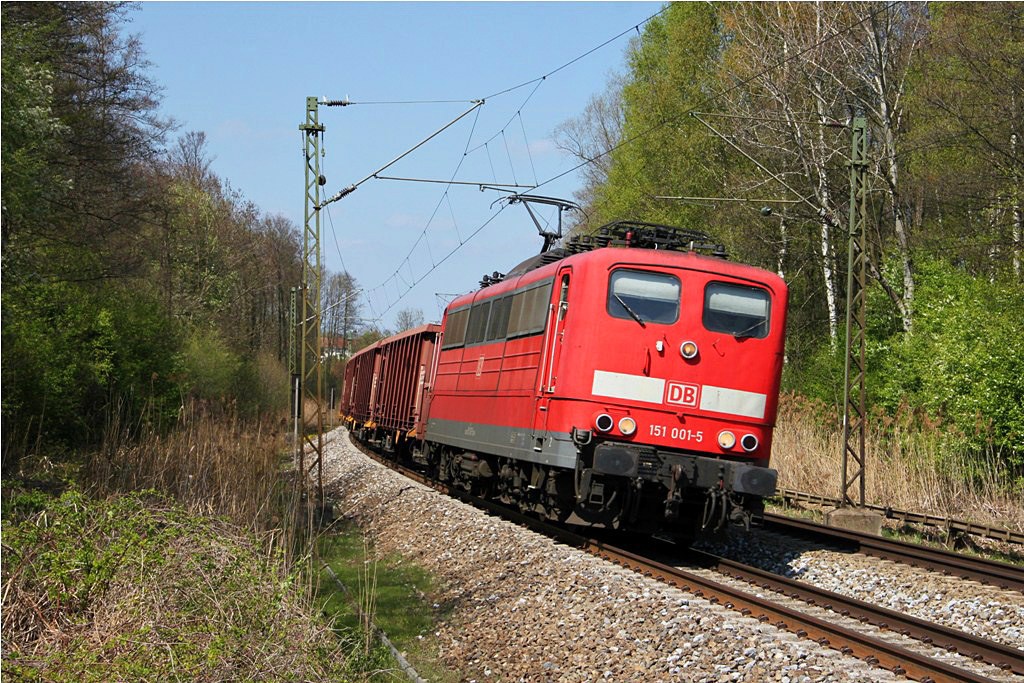 Die erstgebaute ihrer Reihe, Sechs-Achser 151-001, in Kurvenfahrt bei Grokarolinenfeld auf dem Streckenabschnitt Mnchen - Rosenheim am 17.04.2011.