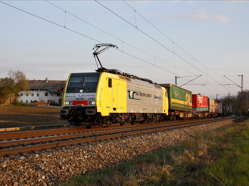 Die ES 64 F4-004 am 16.04.2011 mit einem KLV-Zug unterwegs bei Grokarolinenfeld (B Vogl).
