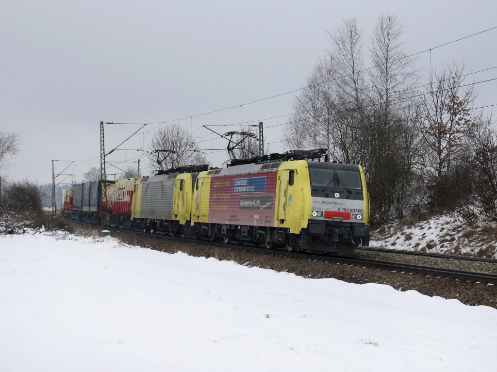 Die ES 64 F4-007 und eine Weiter am 16.01.2010 mit einem KLV-Zug unterwegs bei Ostermnchen.
