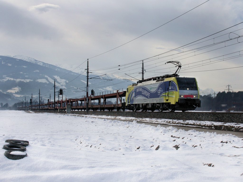 Die ES 64 F4-012 am 29.01.2011 mit einem Leeren Autozug unterwegs bei Schwaz. 
