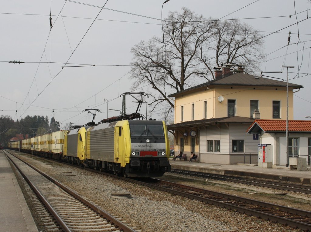 Die ES 64 F4-018 und die ES 64 U2-034 am 04.04.2009 mit dem Warsteiner Containerzug bei der Durchfahrt in Aling. 
