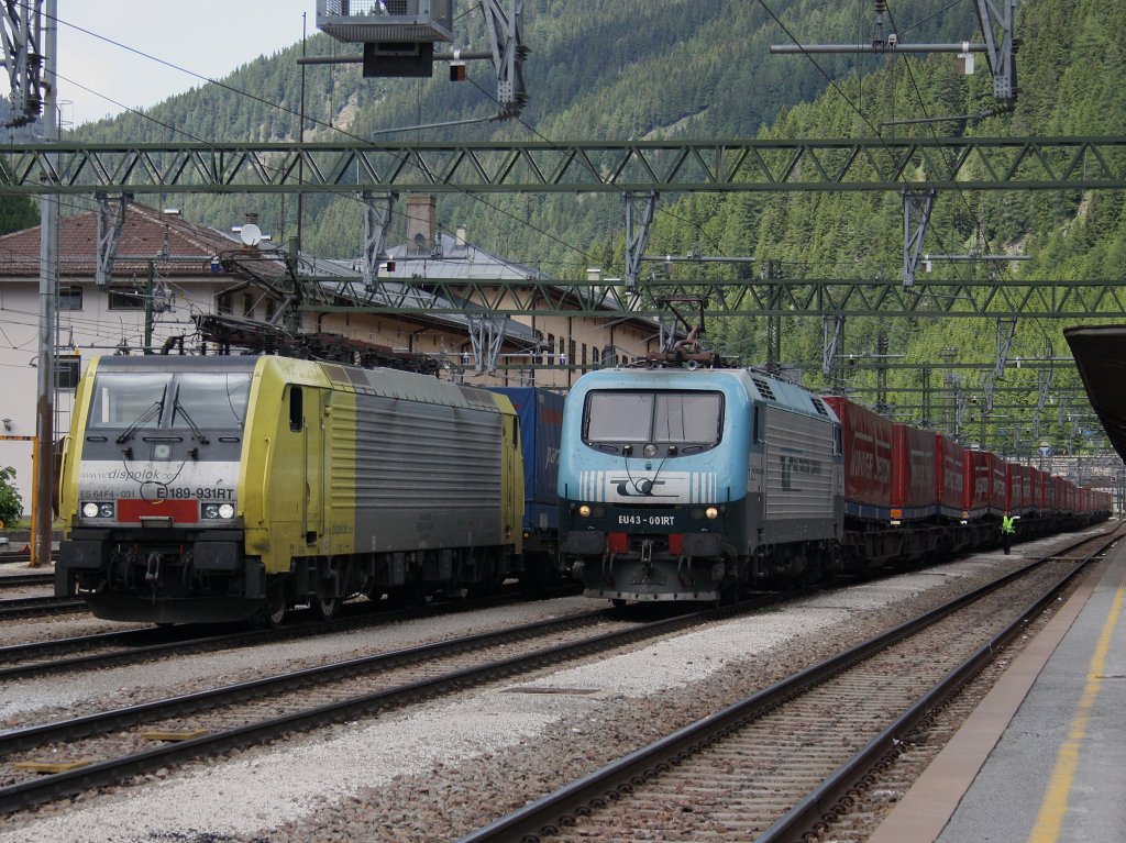 Die ES 64 F4-031 und die EU 43 001 am 11.06.2009 im Bahnhof Brenner.
