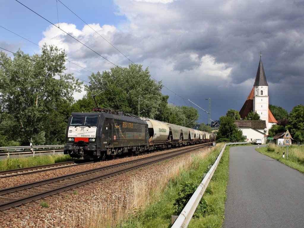 Die ES 64 F4-032 am 19.06.2011 mit einem Getreidezug unterwegs bei Hausbach. 
